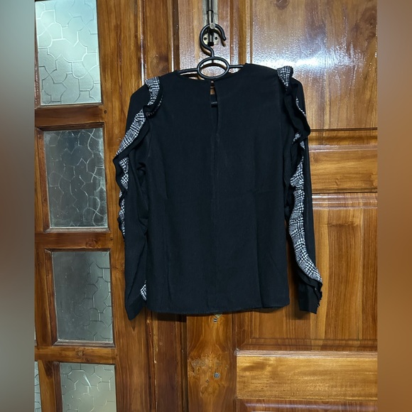 Zara ruffle design top. Size Small. Used - Picture 7 of 9